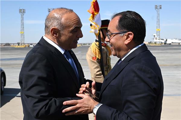 رئيس الوزراء خلال استقباله نظيره الأردني بمطار القاهرة الدولي