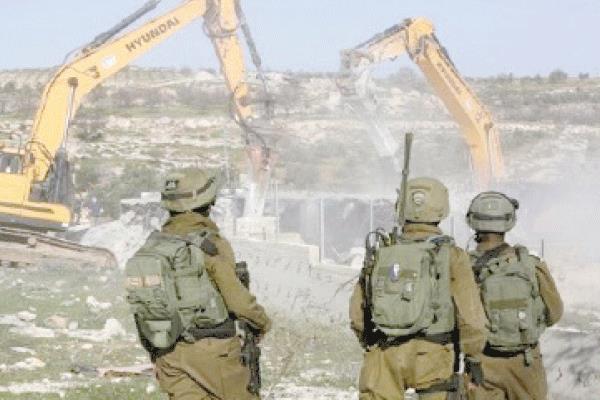 عناصر من قوات الاحتلال تشرف على هدم منازل الفلسطينيين