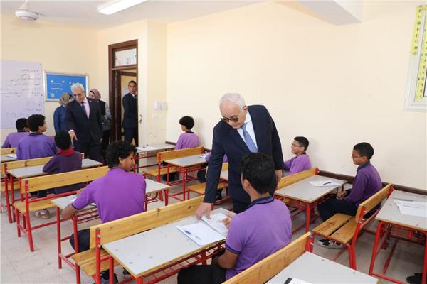 وزير التعليم يتفقد سير الامتحانات