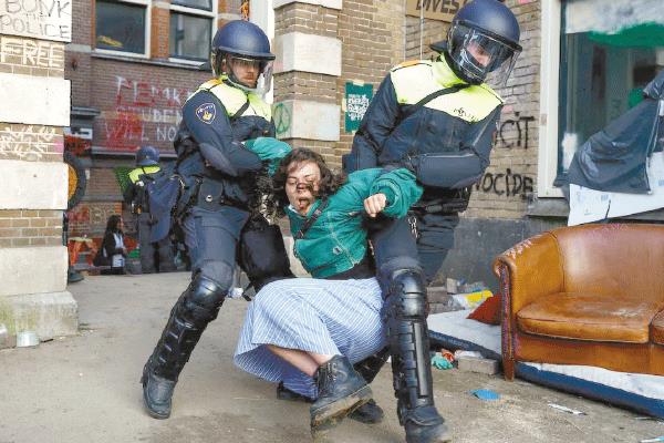 الشرطة الهولندية تعتقل إحدى المتظاهرات خارج جامعة أمستردام