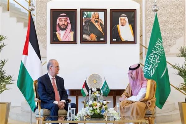 فيصل بن فرحان وزير الخارجية السعودي ورئيس وزراء فلسطين محمد مصطفى