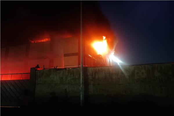 10 سيارات إطفاء تواصل إخماد حريق «الإسكندرية للأدوية»