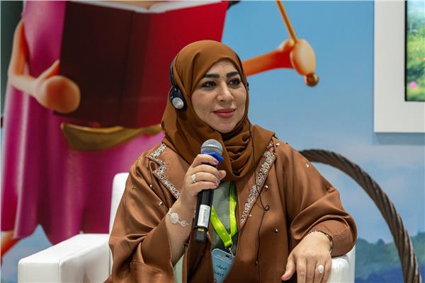 الدكتورة وفاء الشامسي الأديبة المتخصّصة بأدب الطفل والكاتبة والرسّامة كاثرين ديلوسا