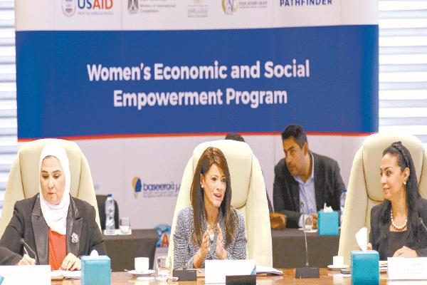  اللجنة الاستشارية لبرنامج التمكين الاقتصادى خلال مناقشة آليات تمكين المرأة
