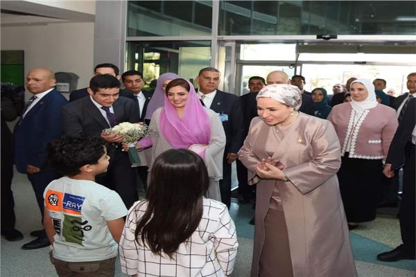 السيدة انتصار السيسي وحرم جلالة سُلطان عُمان في زيارة مستشفى 57357