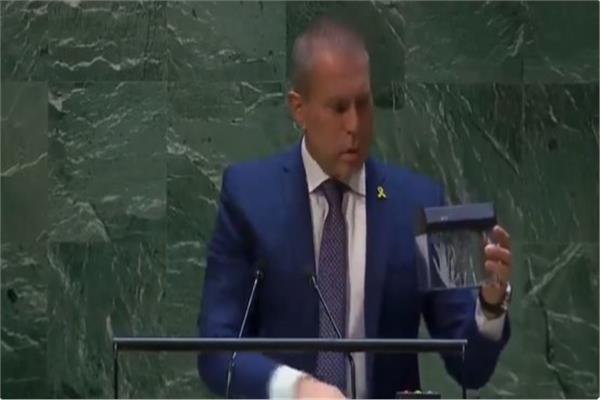 مندوب إسرائيل يمزق ميثاق الأمم المتحدة 