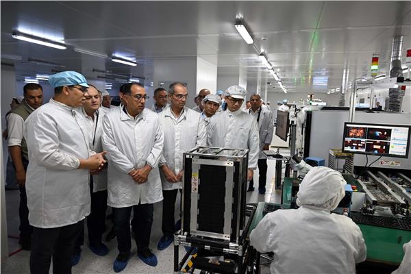 الدكتور مصطفى مدبولي خلال تفقده مصنع شركة "فيفو" لتكنولوجيا الاتصالات في تصنيع الهواتف الذكية