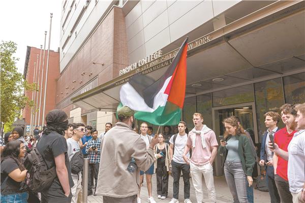 احتجاجات طلابية داعمة للفلسطينيين بالجامعات الأمريكية (أ ف ب)