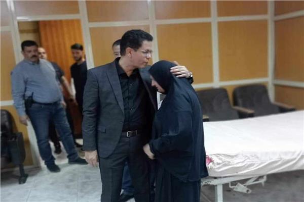 الدكتور ناصر الجيزاوي رئيس جامعة بنها يقبل رأس مريضة