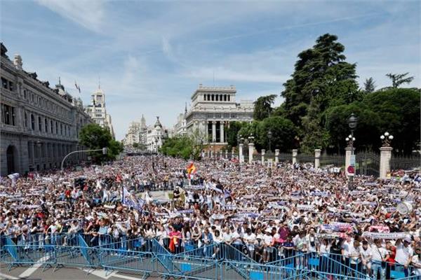 احتفالات جنونية لنجوم ريال مدريد مع الجماهير| صور 