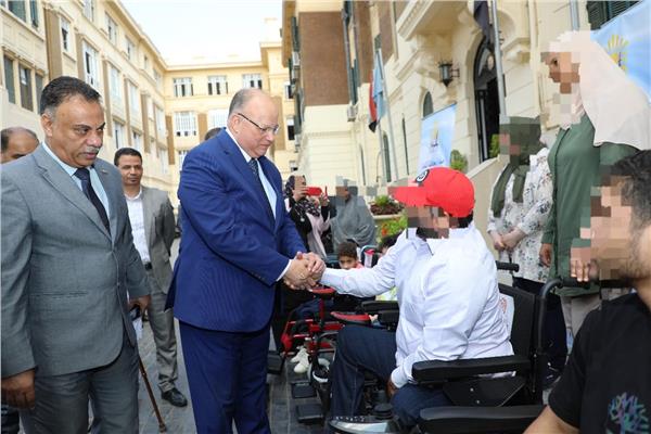 محافظ القاهرة يوزع 13 «كرسي متحرك»