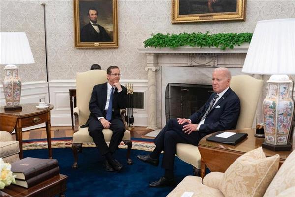 الرئيس الأمريكي جو بايدن ونظيره الإسرائيلي يتسحاق هرتصوغ 
