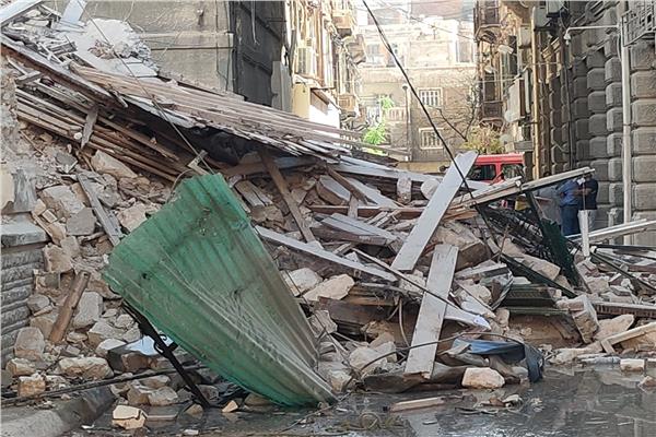 انهيار عقار من 3 طوابق وسط الإسكندرية