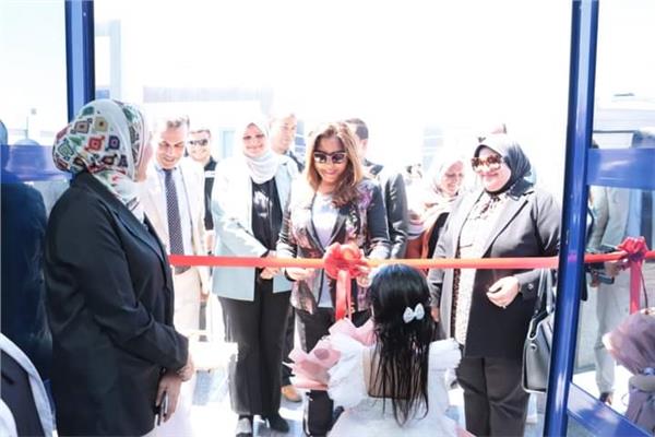 الدكتورة منال عوض محافظ دمياط خلال افتتاح الوحدة الصحية بالجبايلة