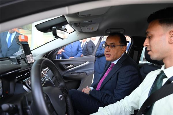 رئيس الوزراء يتفقد سيارات «تاكسي العاصمة» بالعاصمة الإدارية 