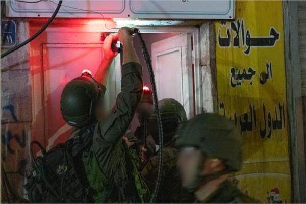 إعلام فلسطيني: قوات الاحتلال تقتحم محلات الصرافة في الضفة الغربية