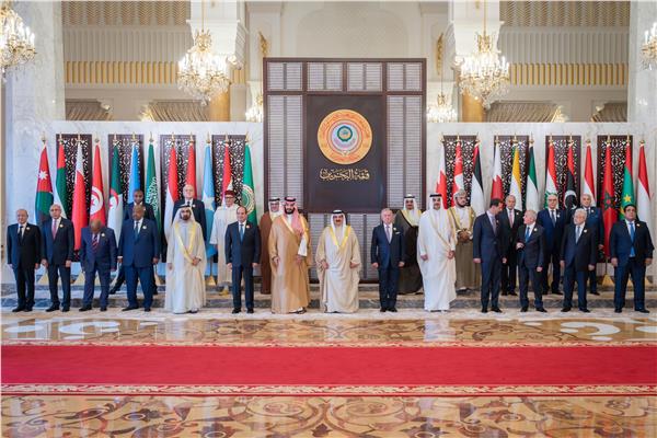 القادة العرب يلتقطون صورة تذكارية قبل القمة العربية