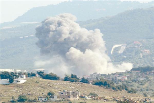 تصاعد الدخان جراء القصف الإسرائيلى على الحدود مع لبنان