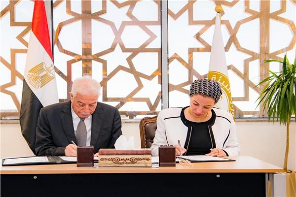 وزيرة البيئة ومحافظ جنوب سيناء اثناء توقيع البروتوكول 