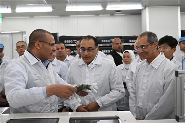 رئيس الوزراء ووزير الاتصالات خلال زيارتهما اليوم لمنطقة كوم أبو راضي الصناعية 