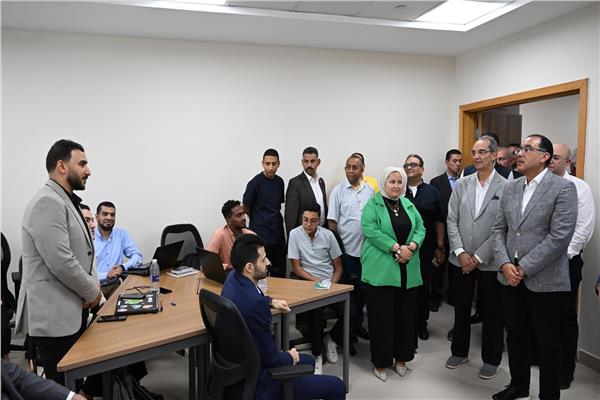 رئيس الوزراء يلتقي عددا من الشباب المستفيد من برامج مركز إبداع مصر الرقمية