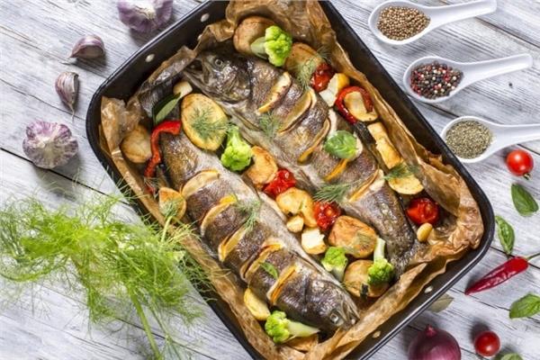 لعشاق المأكولات البحرية.. طريقة تحضير صينية سمك بالفرن #بوابة_أخبار_اليوم 