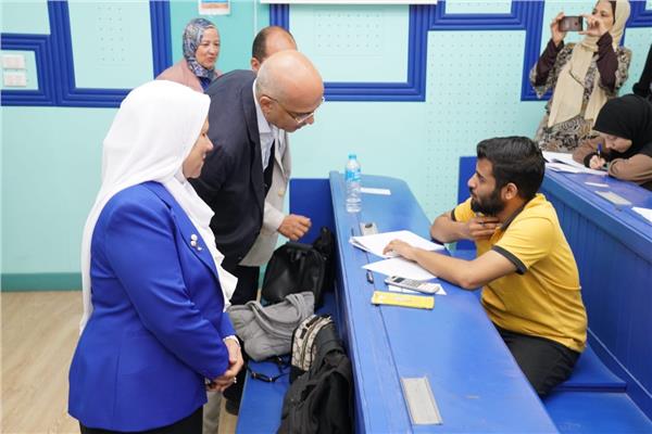 الدكتور محمد ضياء زين العابدين خلال تفقده عملية سير الامتحانات داخل اللجان