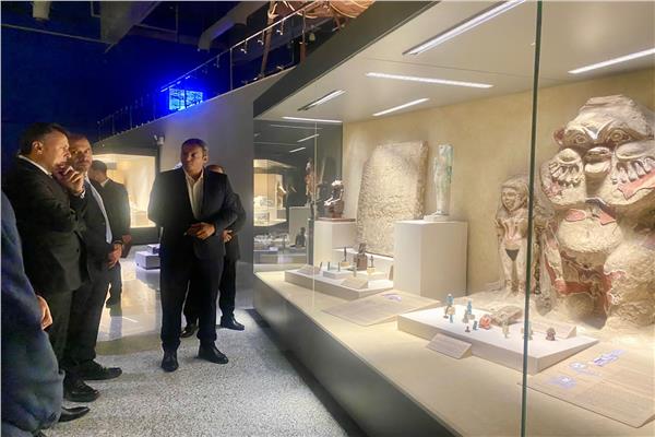 أحمد عيسي وزير السياحة والآثار خلال قيامه بجولة تفقدية بمتحف شرم الشيخ
