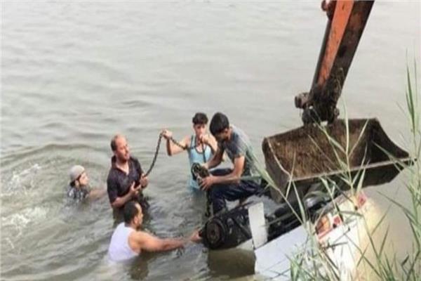 مصدر أمني: إنقاذ 10 فتيات واستخراج جثة بحادث غرق معدية أبو غالب 