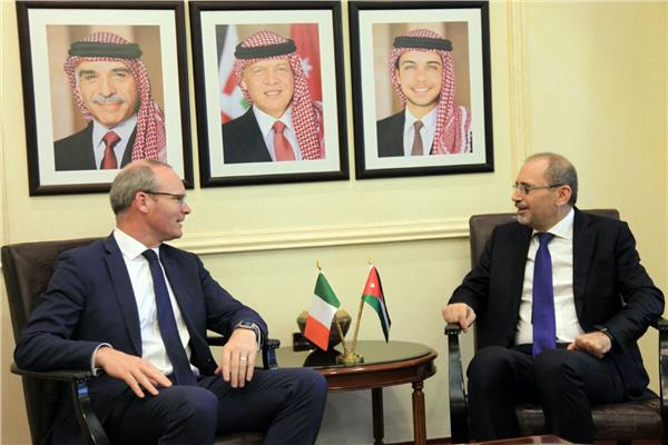 وزيرا خارجية الأردن وإيرلندا يبحثان هاتفيا تطورات الأوضاع بالمنطقة وجهود وقف إطلاق النار في غزة