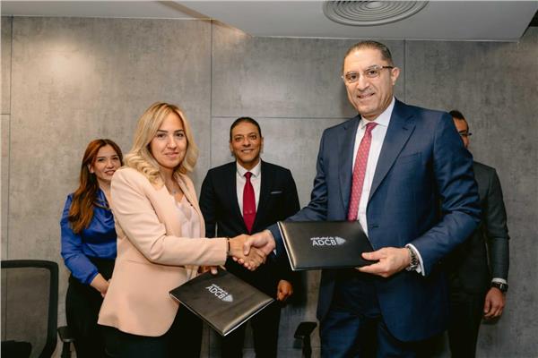 بنك أبوظبي التجاري يوقع اتفاقية شراكة مع فيزا