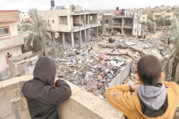 أطفال ينظرون إلى الدمار الذى حل برفح الفلسطينية إثر العدوان الإسرائيلى الغاشم