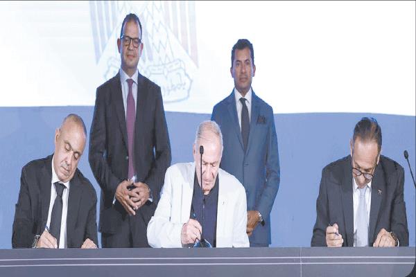   د. حسن مصطفى أثناء توقيع عقد استضافة مصر بطولتى «سوبر جلوب» 
