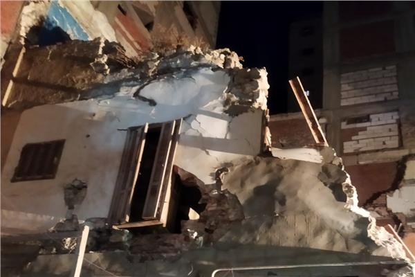 مصرع طفل وعامل إثر انهيار منزل قديم وسط الإسكندرية| صور