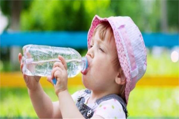  شرب الماء اساسي لطفلك   