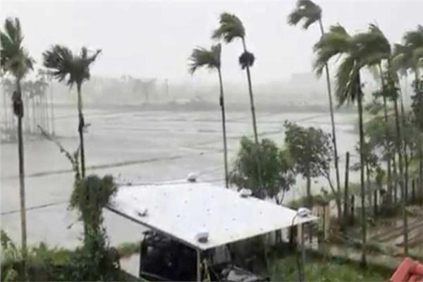 عاصفة قوية تضرب الجزيرة الأكبر في الفلبين وسط فرار الآلاف