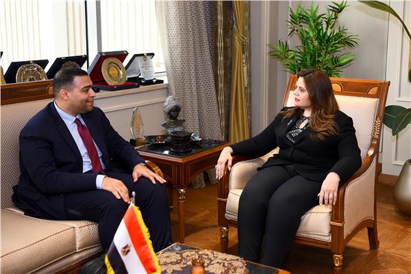  وزيرة الهجرة تلتقي أحد رموز الجالية المصرية