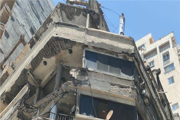 انهيار جزئي في عقار يضم 7 طوابق على كورنيش الإسكندرية| صور
