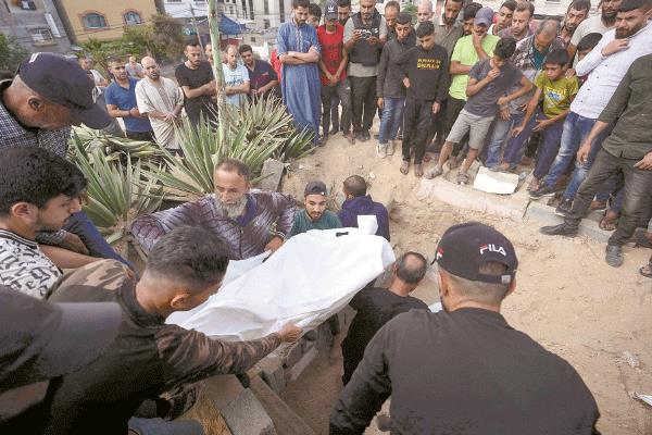 فلسطينيون يدفنون جثث ضحايا القصف الإسرائيلى فى النصيرات