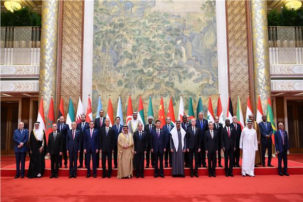 الرئيس السيسي يتوسط الصورة التذكارية لمنتدى التعاون العربي الصيني