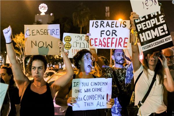 أهالي الأسرى الإسرائيليين يُطالبون نتنياهو بعدم تفويت «صفقة بايدن»