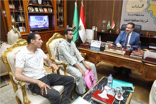 صورة من لقاء المحافظ بالشاب في ديوان المحافظة