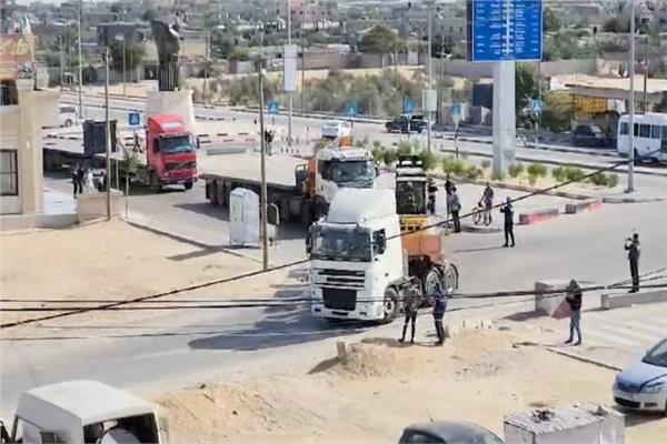 180 شاحنة مساعدات تخترق حصار غزة عبر معبر كرم أبو سالم