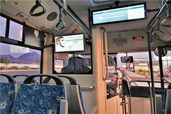  شاشات رقمية داخل الحافلات بالمدينة المنورة تبثّ رسائل لتعزيز صحة الحجاج 