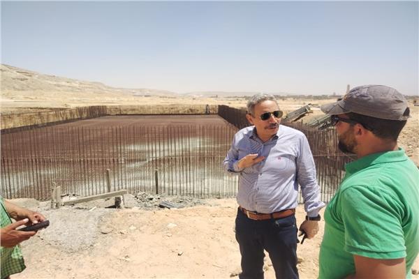 محافظ المنيا يتابع تنفيذ محطة معالجة مياه الصرف الصحي بقرية دير أبو حنس بملوى 