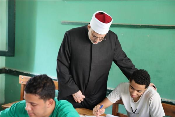 الدكتور محمد الضويني، وكيل الأزهر خلال تفقده سير امتحانات الثانوية الأزهرية