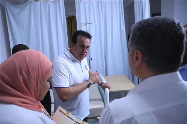 الدكتور خالد عبدالغفار وزير الصحة والسكان خلال الجولة
