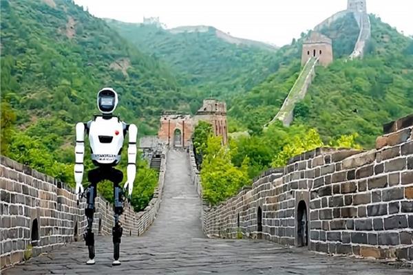 روبوت يمشي بأقدامه على سور الصين العظيم