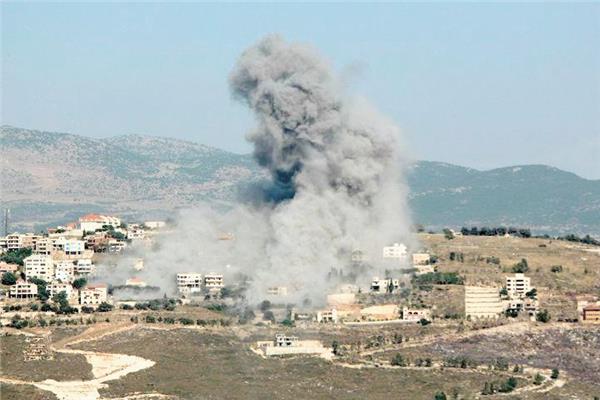 الدخان يتصاعد جراء غارة إسرائيلية على جنوب لبنان