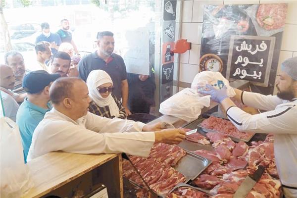 إقبال المواطنين على شراء لحوم العيد